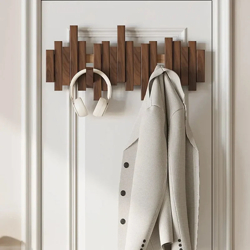 Elegant Trægarderobe med Fleksible Magnethager