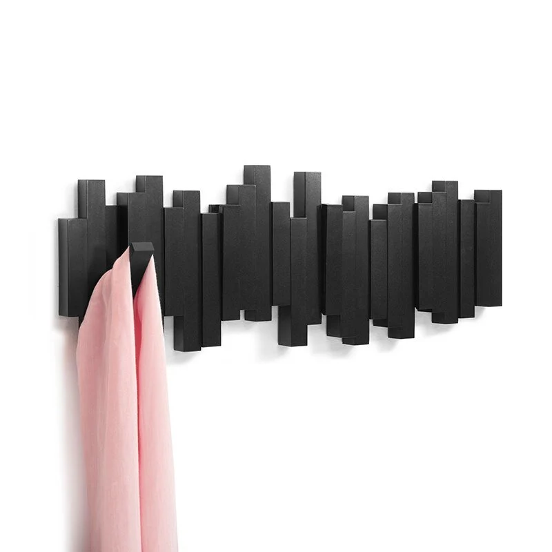 Elegant Trægarderobe med Fleksible Magnethager