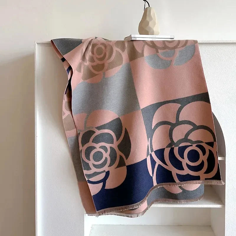 Dobbelt-sidet damehalstørklæde med elegant blomsterdesign
