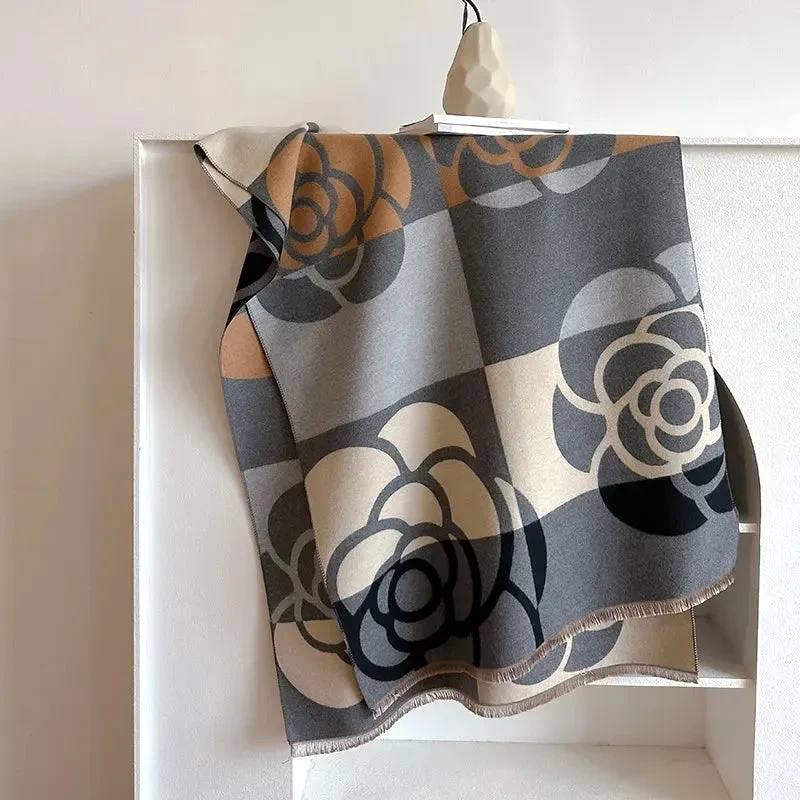 Dobbelt-sidet damehalstørklæde med elegant blomsterdesign