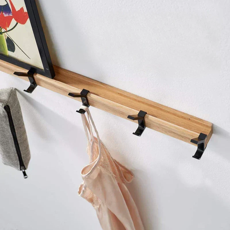 Pladsbesparende væggarderobe med justerbare kroge i skandinavisk stil