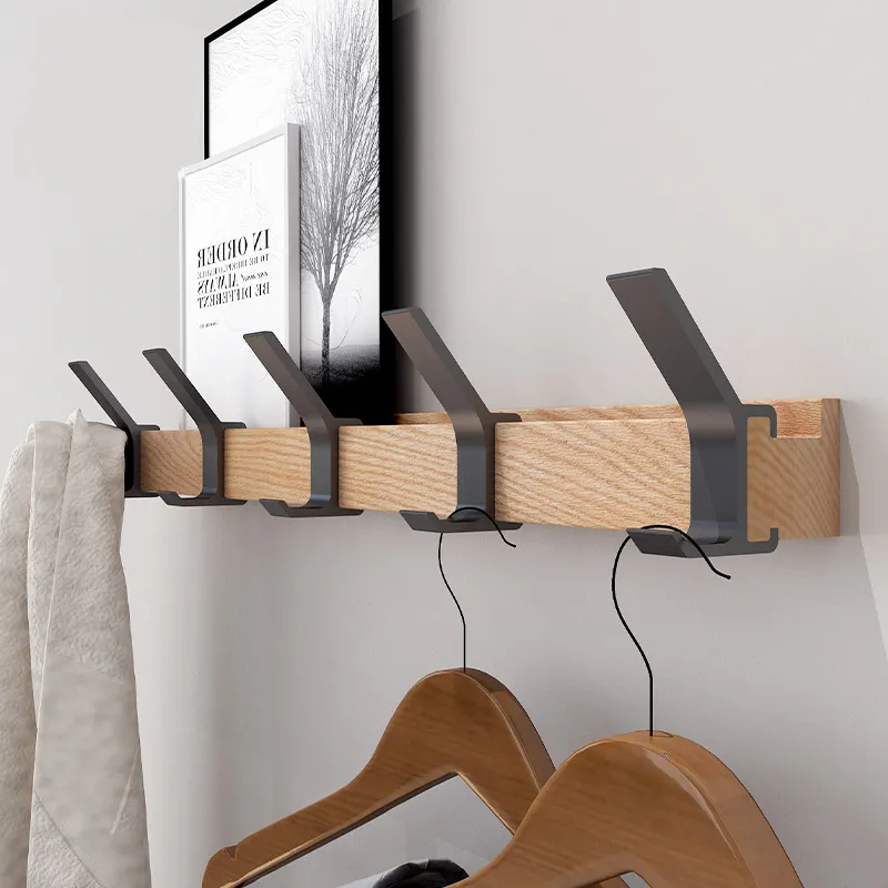 Pladsbesparende væggarderobe med justerbare kroge i skandinavisk stil