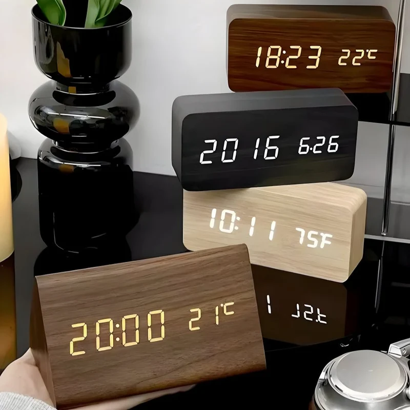Træ Digital Vækkeur med Justerbar LED Skærm – Stilfuldt Design