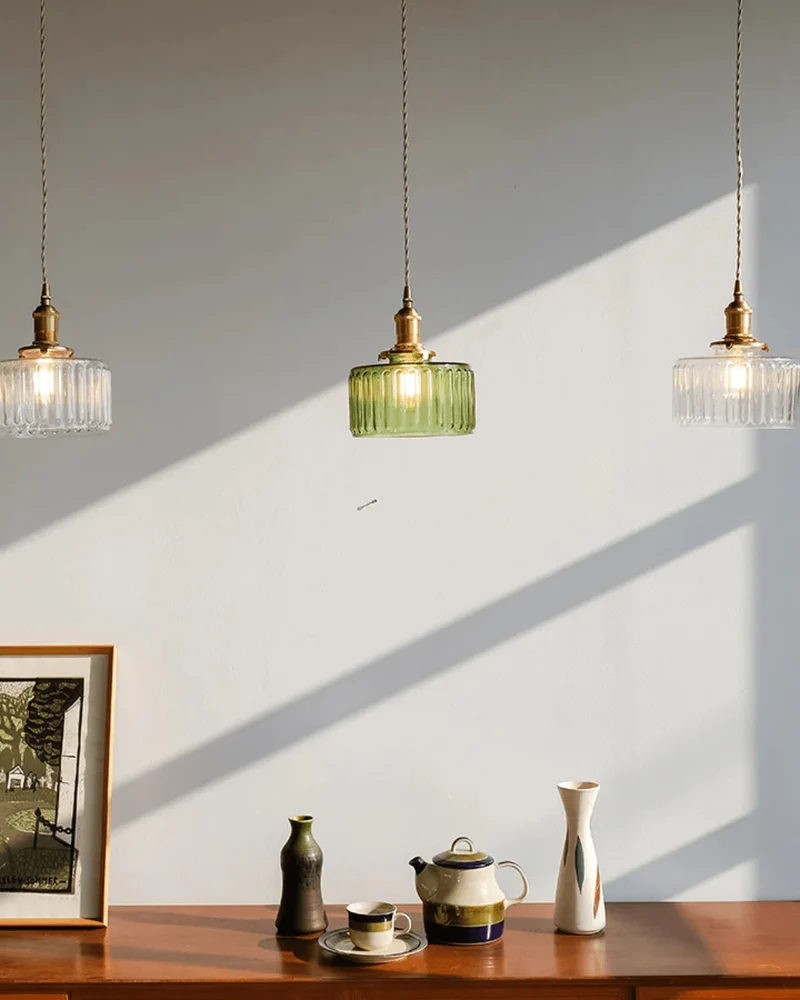 Elegant Glaspendel med Messingdetaljer - Skab Hygge i Hjemmet