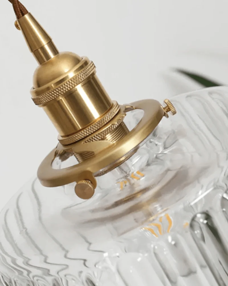 Elegant Glaspendel med Messingdetaljer - Skab Hygge i Hjemmet