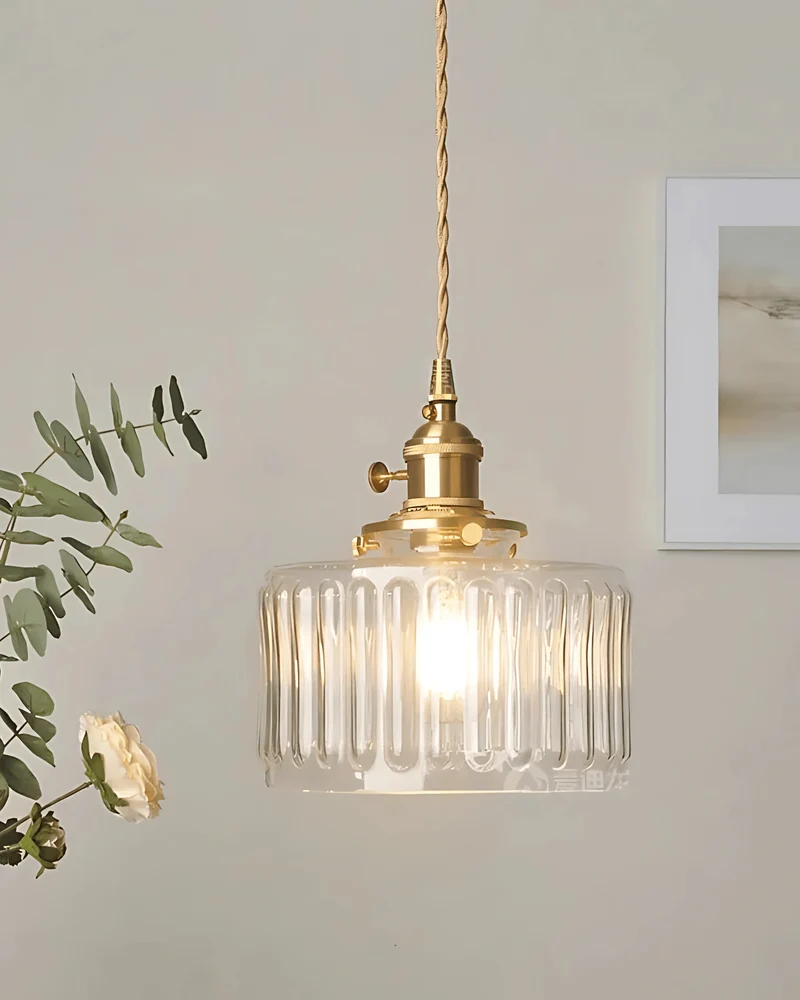 Elegant Glaspendel med Messingdetaljer - Skab Hygge i Hjemmet