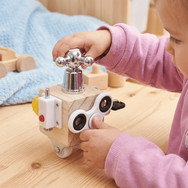 Montessori Aktivitetskube – Stimulerer Læring og Motorik