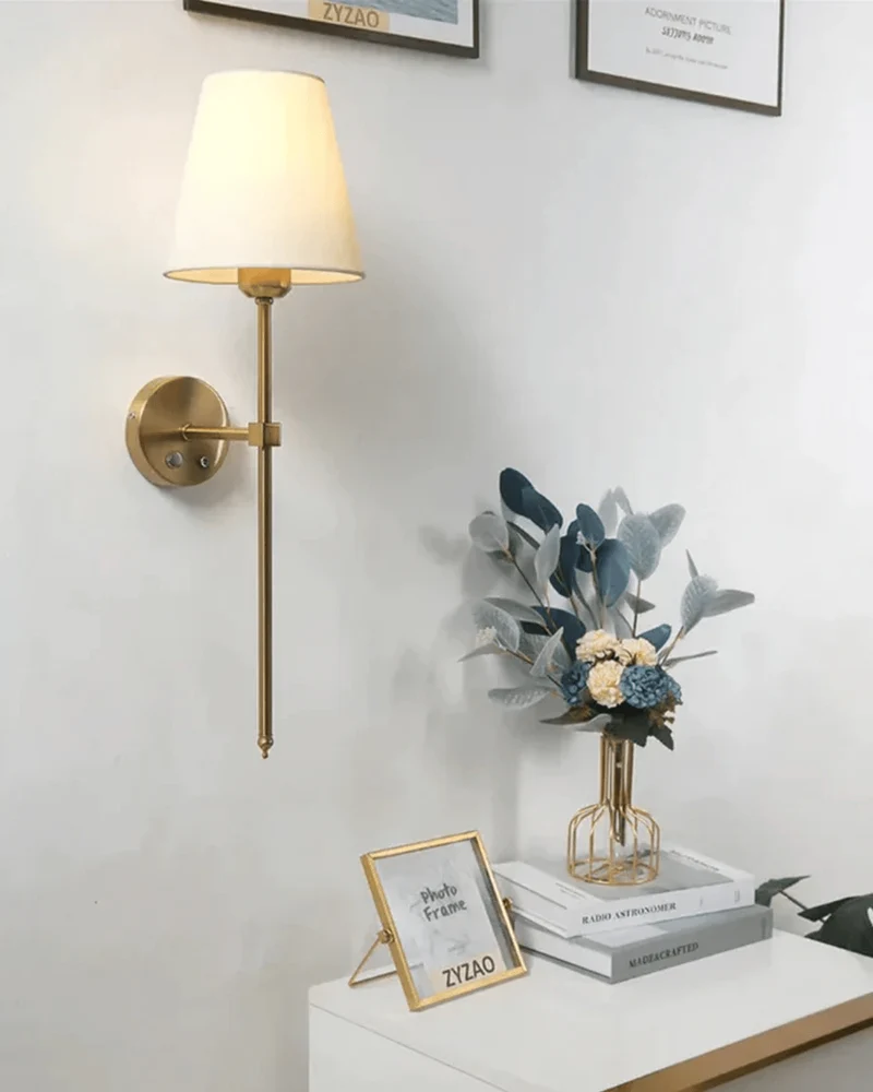 Elegant væglampe med justerbar lysstyrke og tidløst design