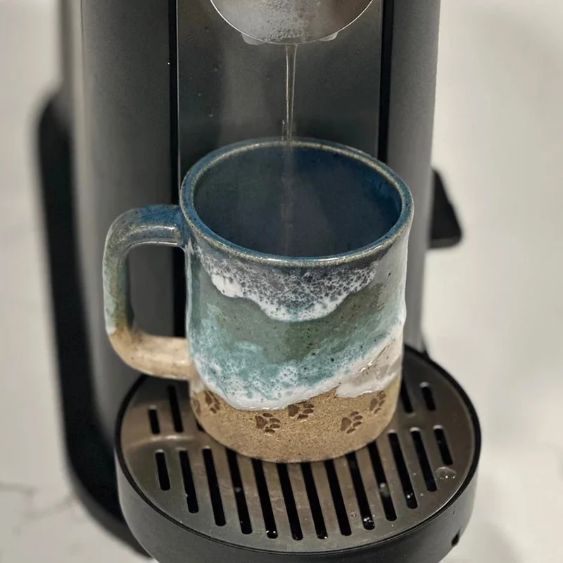 Håndmalet Krus med Poteaftryk til Strandelskere - Unikt Design