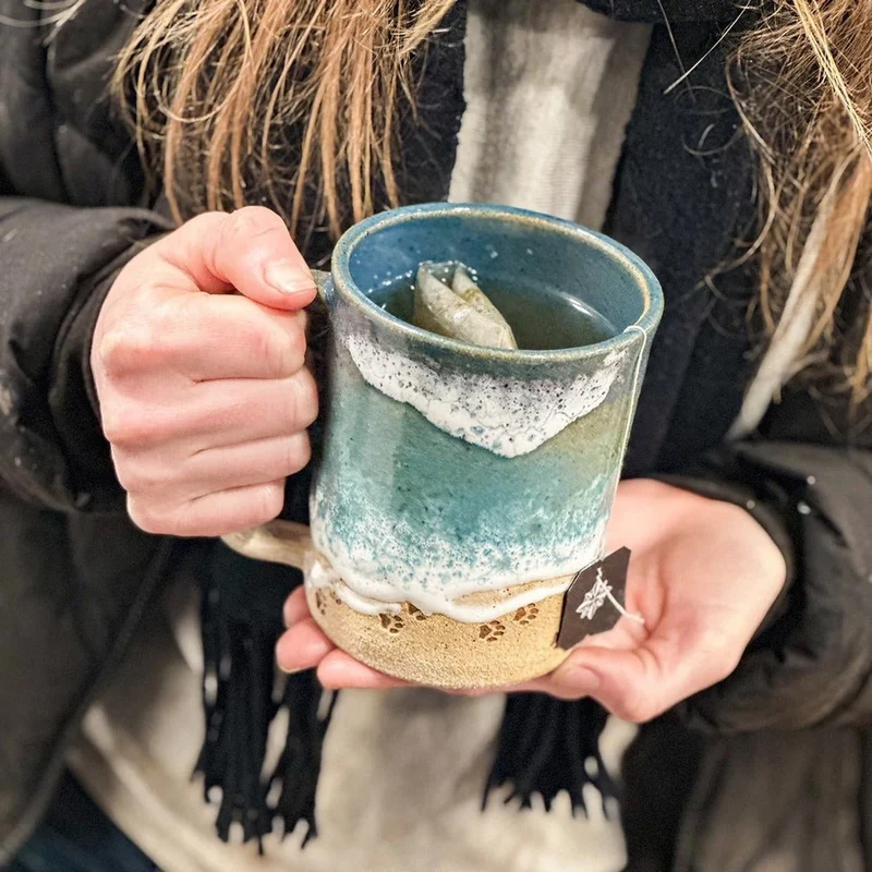 Håndmalet Krus med Poteaftryk til Strandelskere - Unikt Design