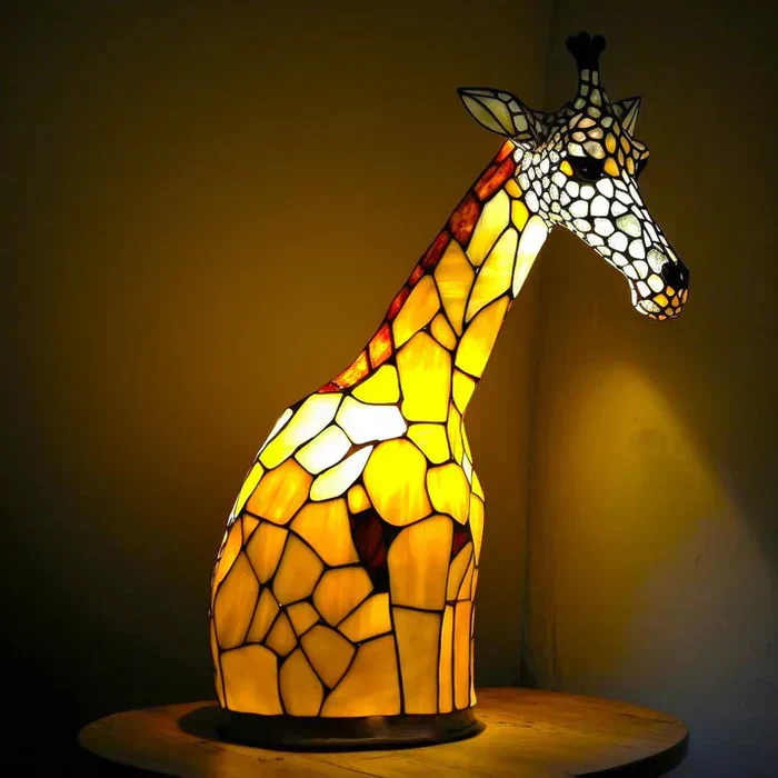 Dekorativ Dyrebords Lampe i Glasstil med Varme Farver