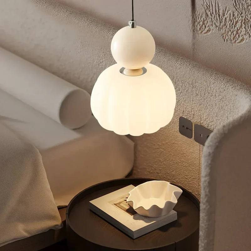 Elegant Pendel i Art Deco Stil med Blød Belysning