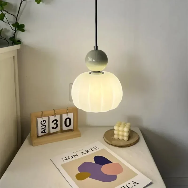 Elegant Pendel i Art Deco Stil med Blød Belysning