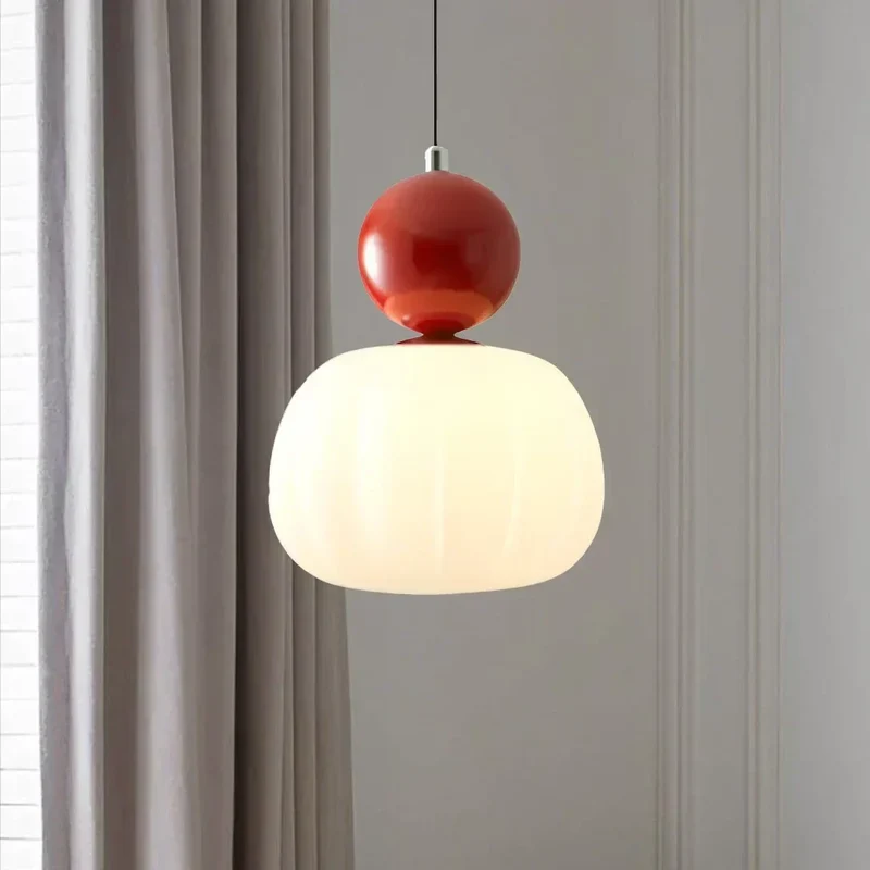 Elegant Pendel i Art Deco Stil med Blød Belysning