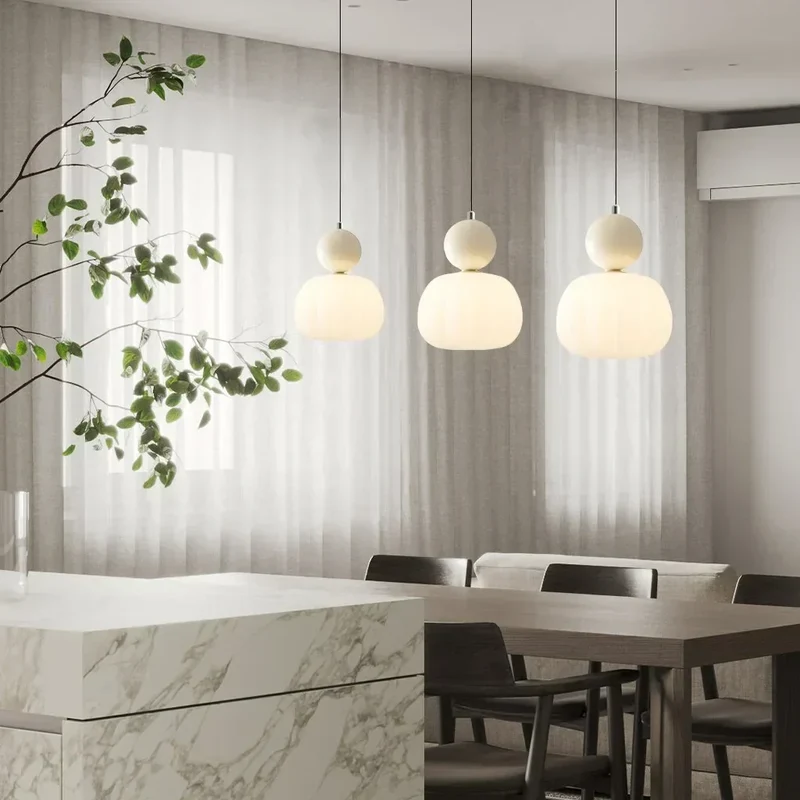 Elegant Pendel i Art Deco Stil med Blød Belysning