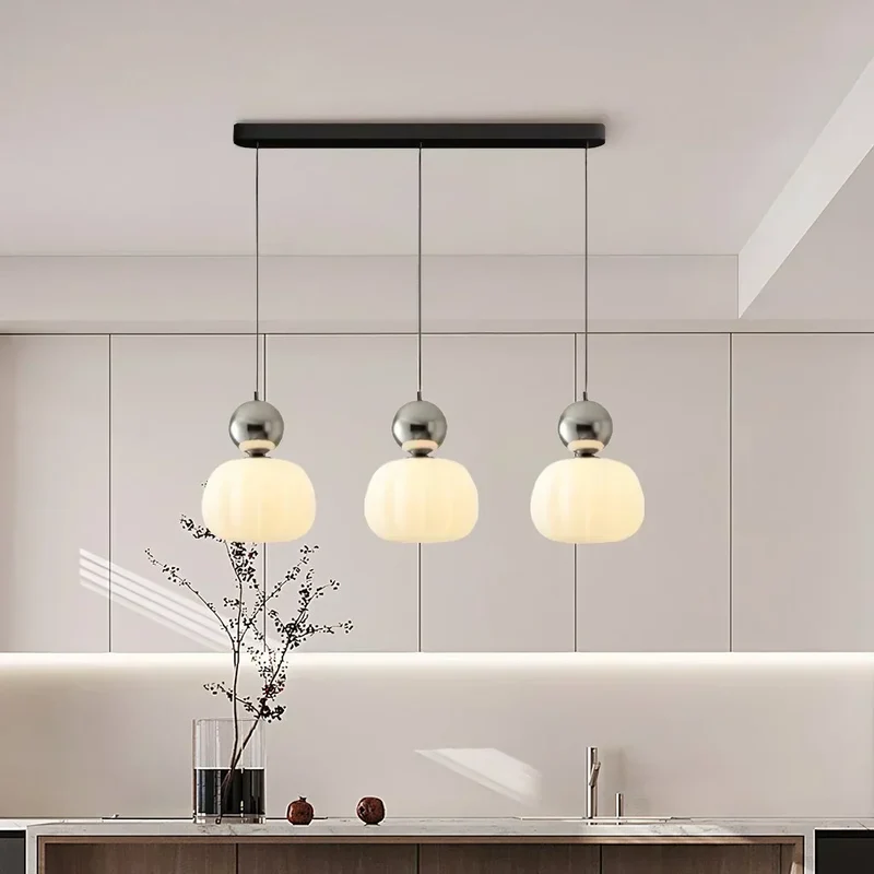 Elegant Pendel i Art Deco Stil med Blød Belysning