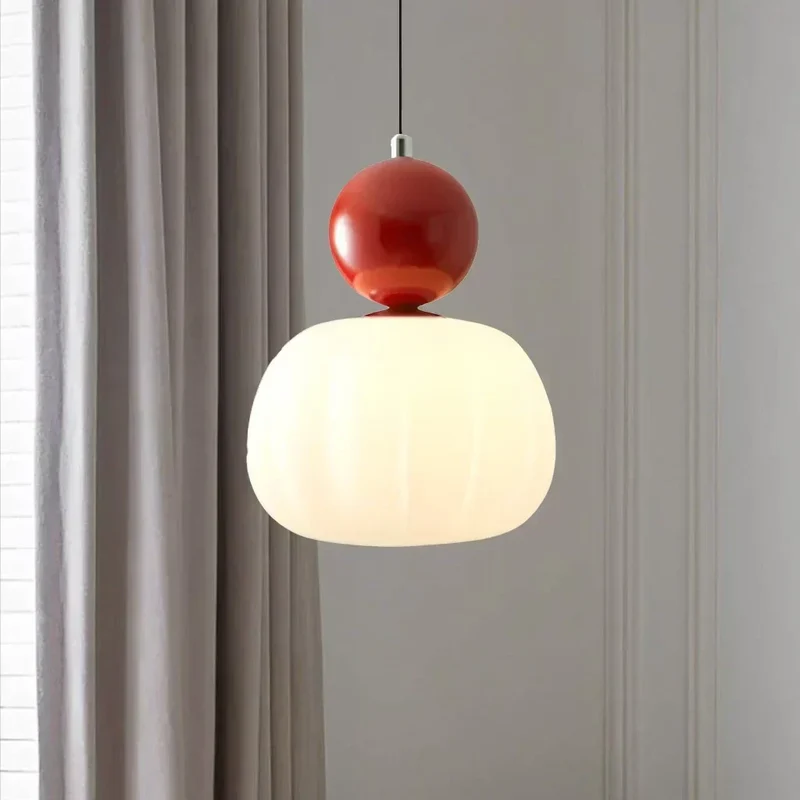 Elegant Pendel i Art Deco Stil med Blød Belysning