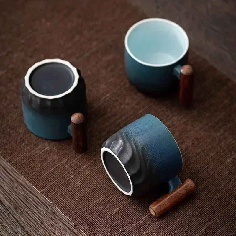 Håndlavet Keramikkop med Træhåndtag – Unik og Praktisk Design