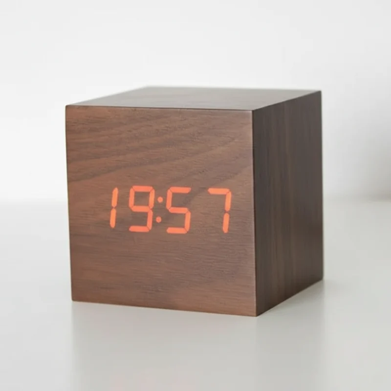 Digitalt Bordur i Trælook med Minimalistisk Design