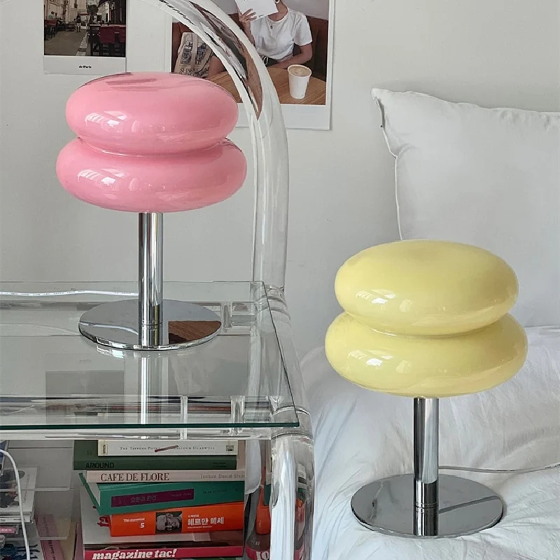 Italiensk Glasbordlampe – Moderne Design og Blødt Lys