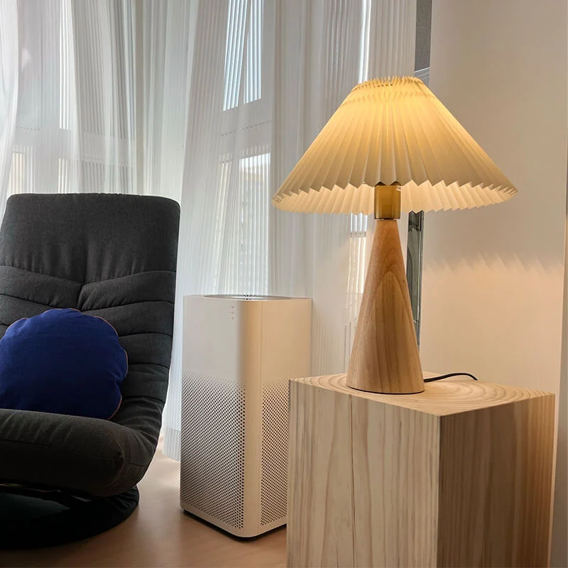 Japansk Bordlampe med Plisseret Skærm i Træ og Stofdesign