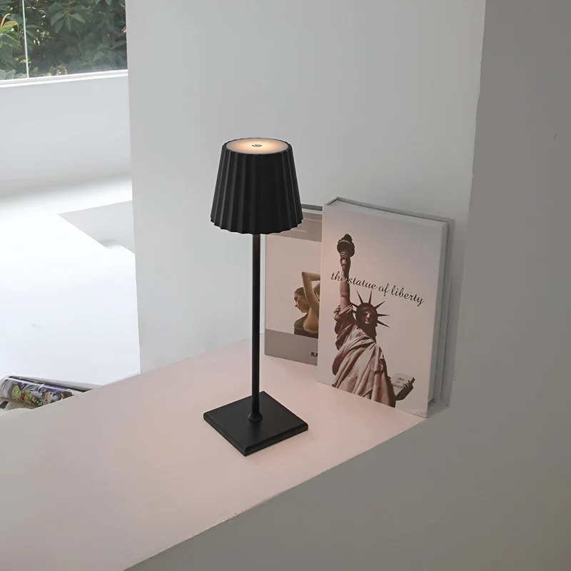 Ledningsfri LED Bordlampe med Touch-Dæmper og Moderne Design
