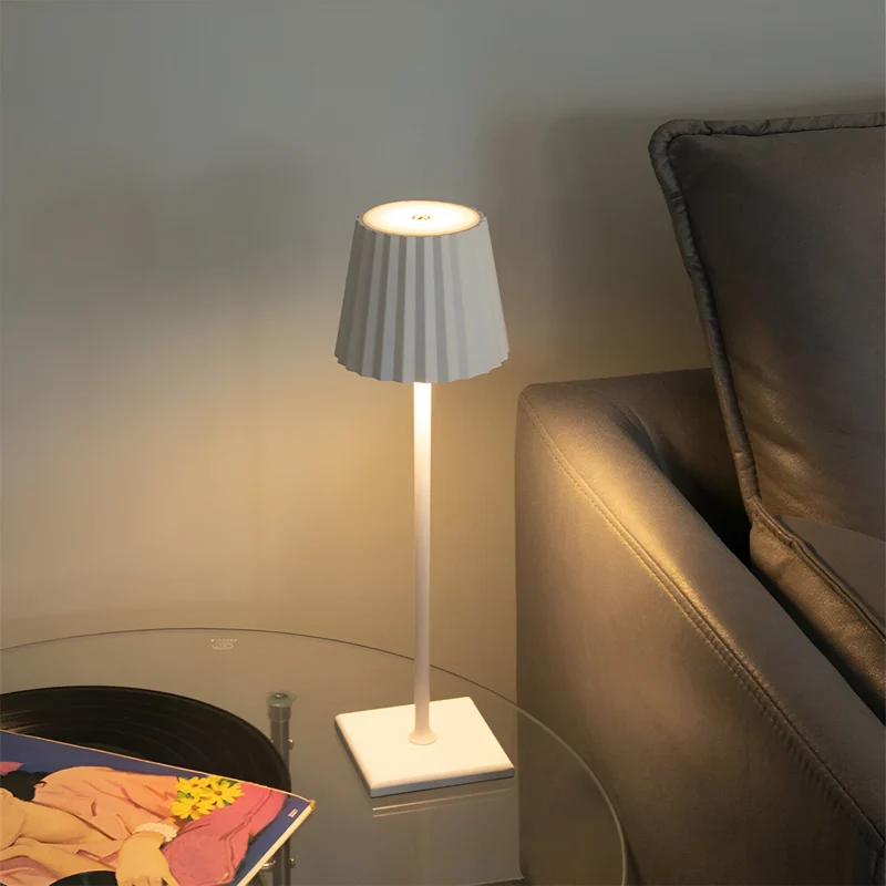 Ledningsfri LED Bordlampe med Touch-Dæmper og Moderne Design