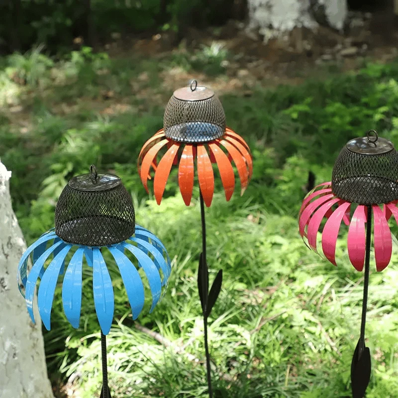 Dekorativ fuglefoderstation i metal med blomsterdesign