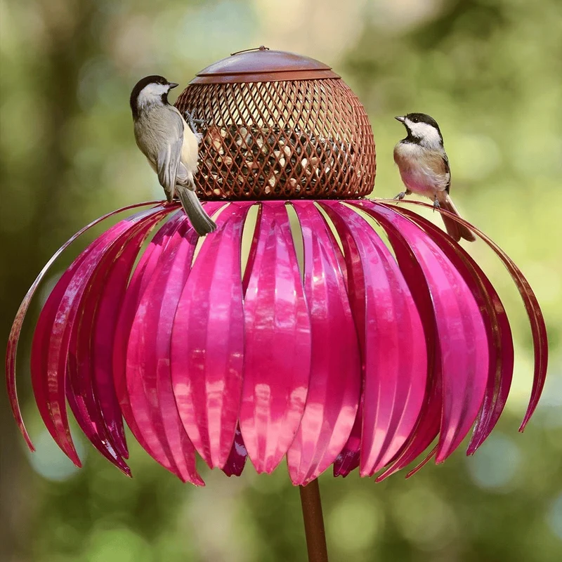 Dekorativ fuglefoderstation i metal med blomsterdesign