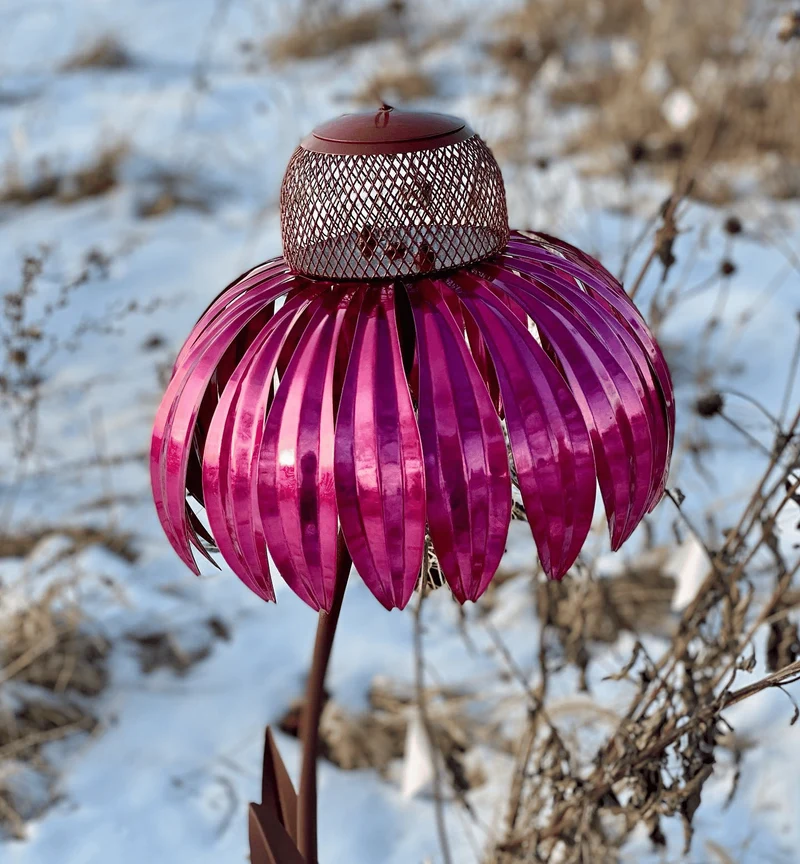 Dekorativ fuglefoderstation i metal med blomsterdesign