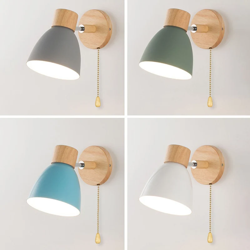 Farverig Væglampe i Jern og Træ – Justerbart Lysdesign
