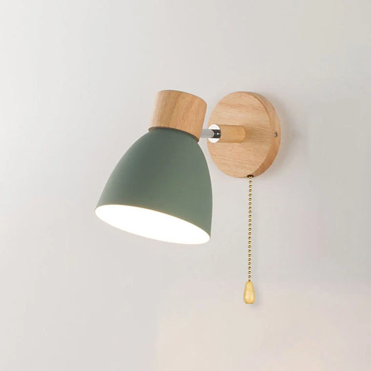 Farverig Væglampe i Jern og Træ – Justerbart Lysdesign