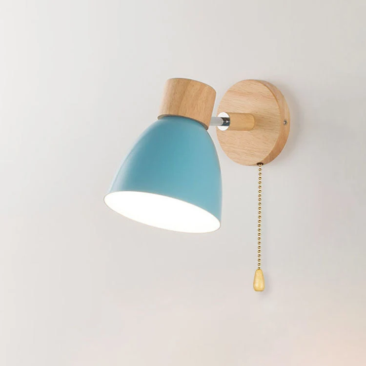 Farverig Væglampe i Jern og Træ – Justerbart Lysdesign