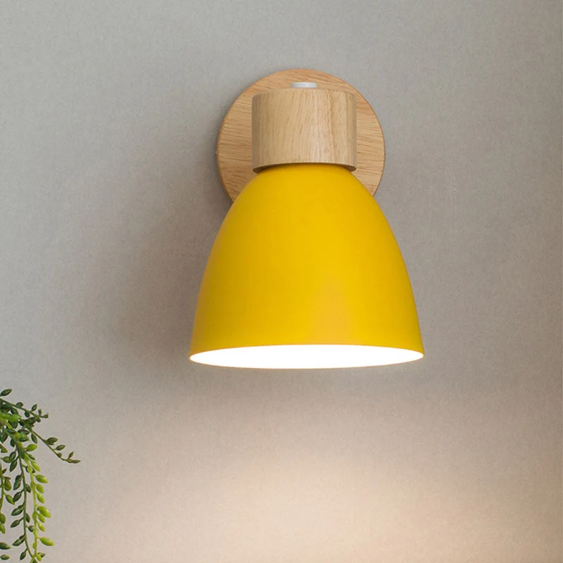 Farverig Væglampe i Jern og Træ – Justerbart Lysdesign