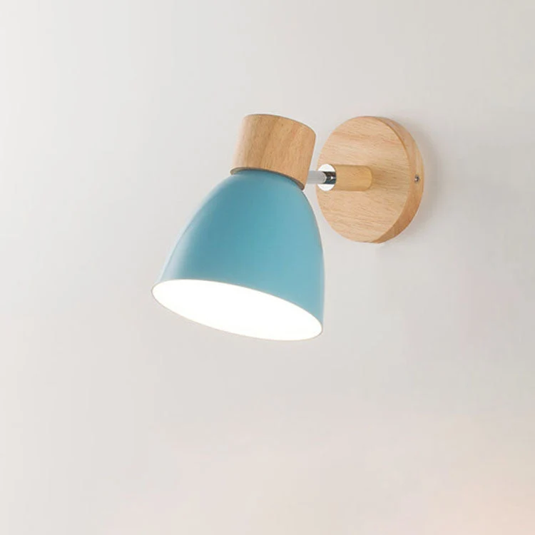Farverig Væglampe i Jern og Træ – Justerbart Lysdesign