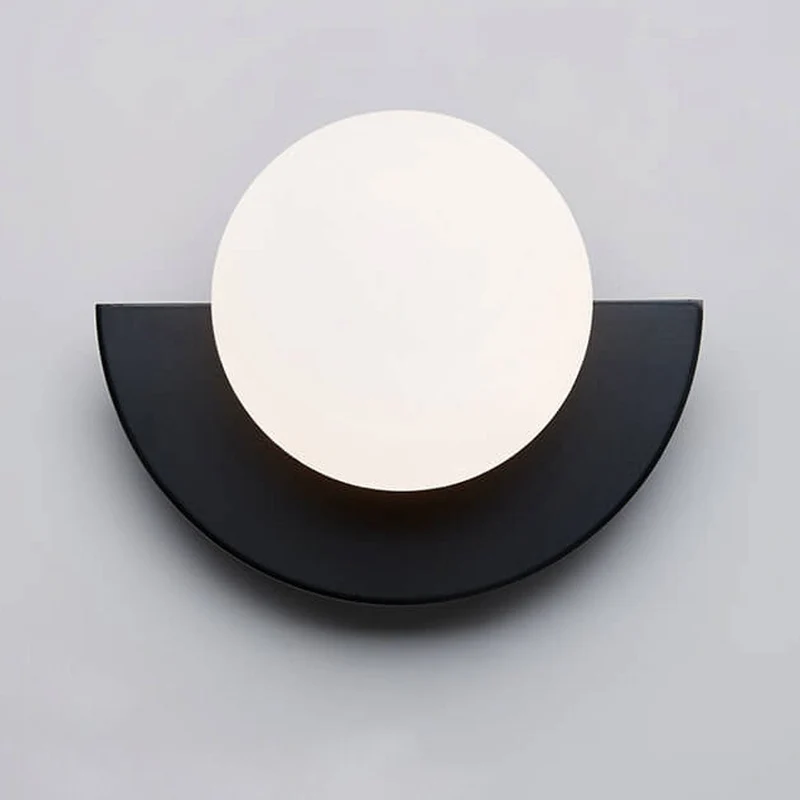 Elegant Væglampe med Glasglobe – Moderne Geometrisk Design