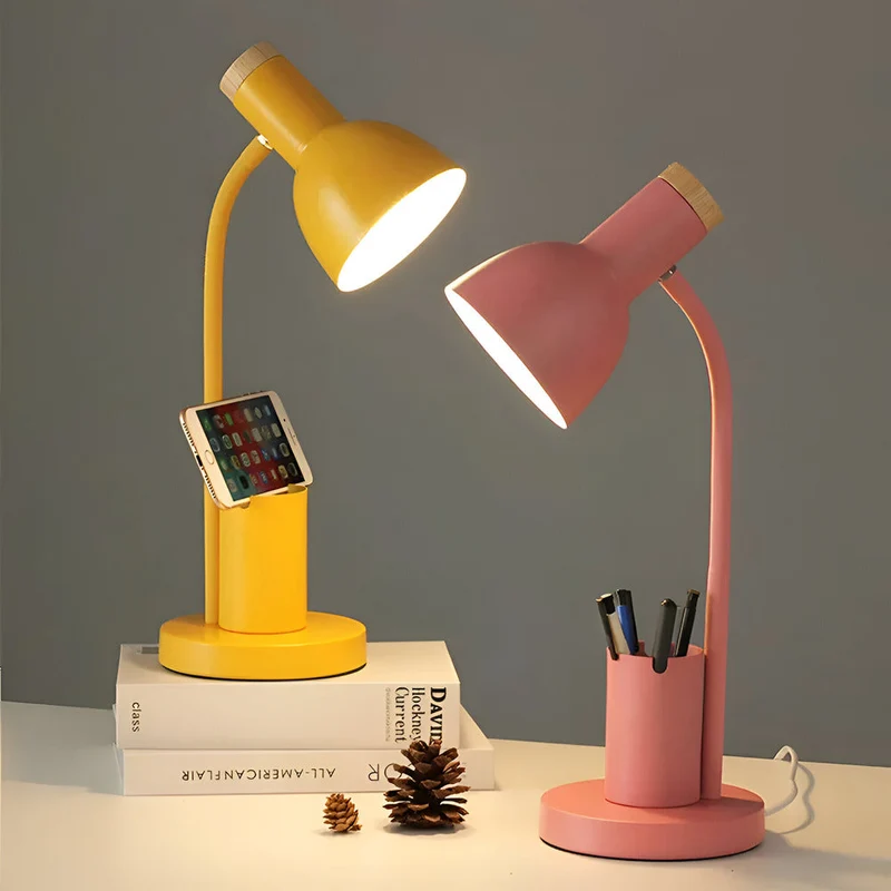 Nordisk Skrivebordslampe med LED og Praktisk Opbevaring