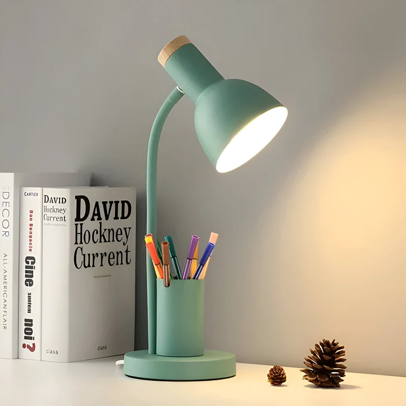 Nordisk Skrivebordslampe med LED og Praktisk Opbevaring