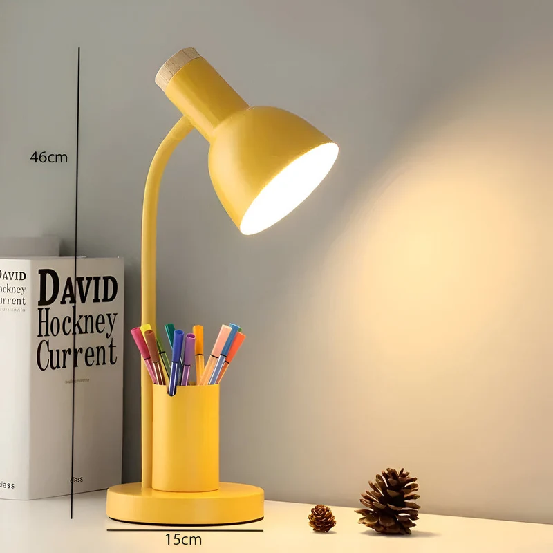 Nordisk Skrivebordslampe med LED og Praktisk Opbevaring