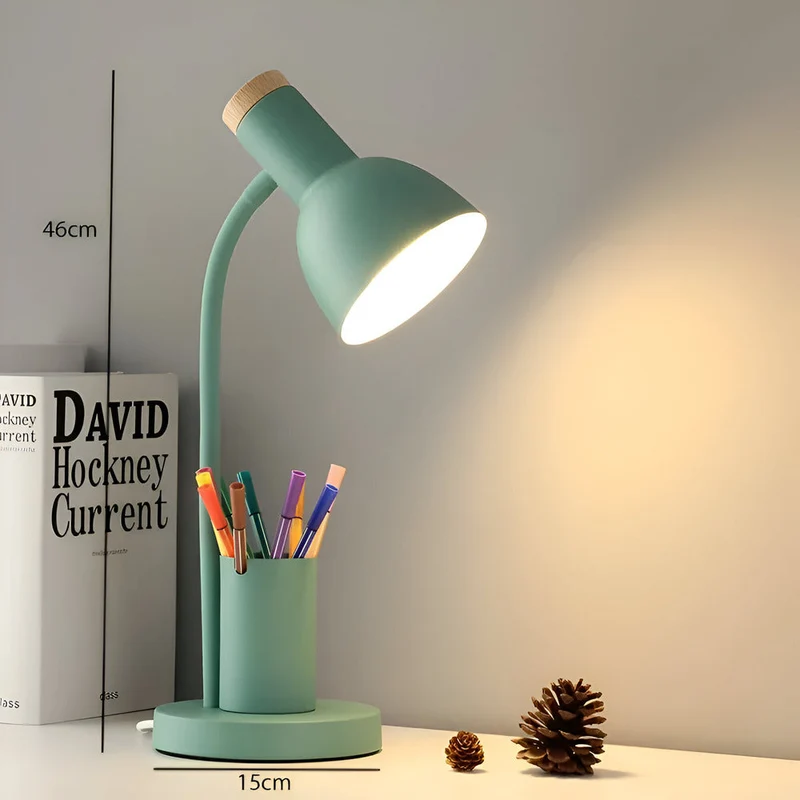 Nordisk Skrivebordslampe med LED og Praktisk Opbevaring
