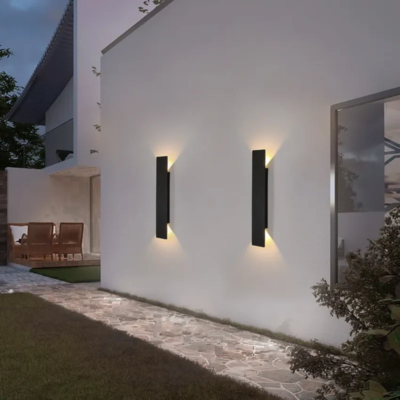 Elegant Udendørs Væglampe med Op & Ned Lys, IP65