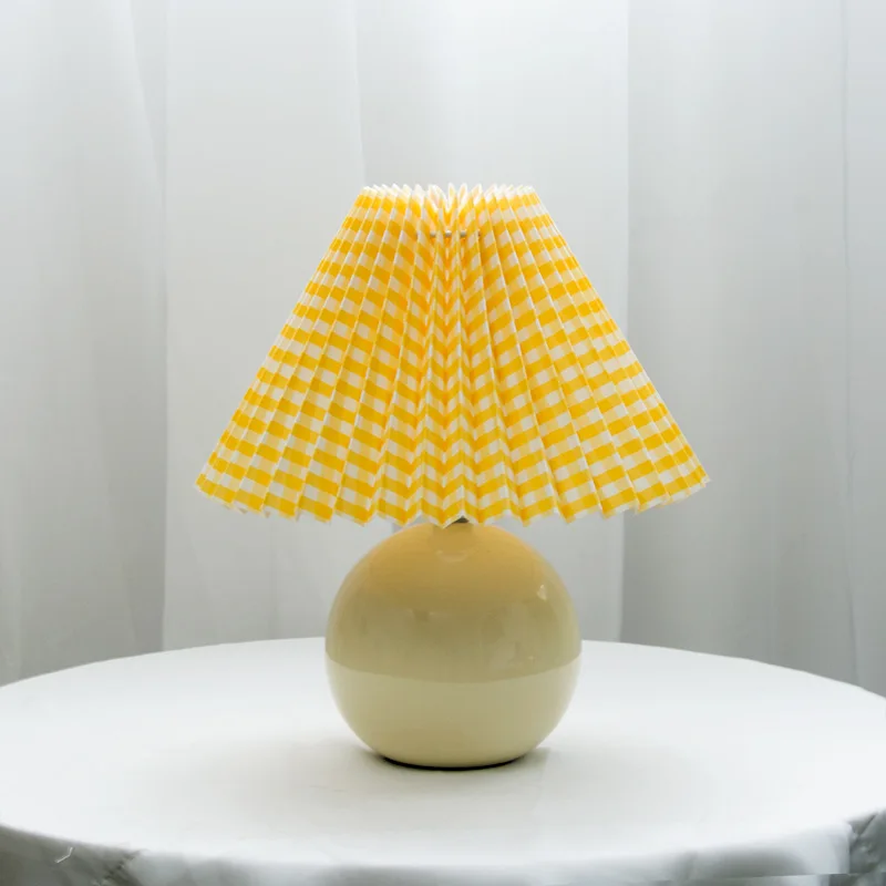 Vintage Bordlampe med Plisseret Skærm – Nostalgisk Hyggebelysning