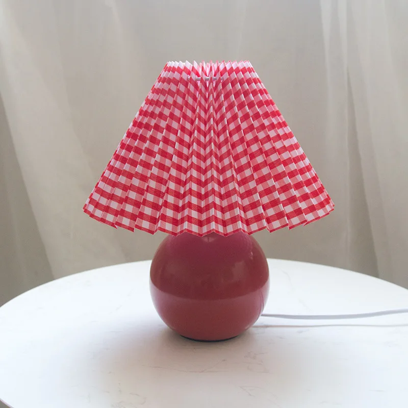 Vintage Bordlampe med Plisseret Skærm – Nostalgisk Hyggebelysning