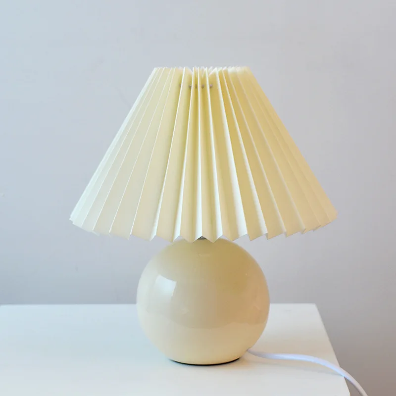 Vintage Bordlampe med Plisseret Skærm – Nostalgisk Hyggebelysning