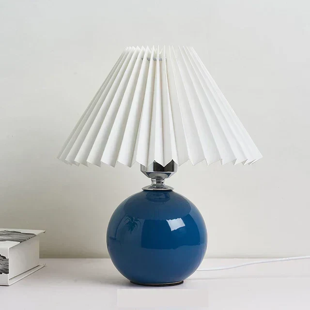 Vintage Bordlampe med Plisseret Skærm – Nostalgisk Hyggebelysning