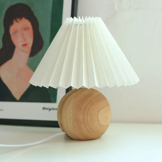 Vintage Bordlampe med Plisseret Skærm – Nostalgisk Hyggebelysning