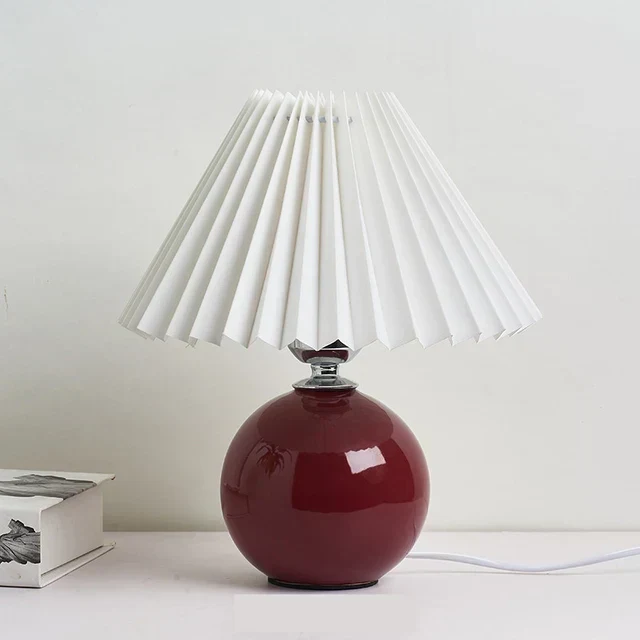 Vintage Bordlampe med Plisseret Skærm – Nostalgisk Hyggebelysning