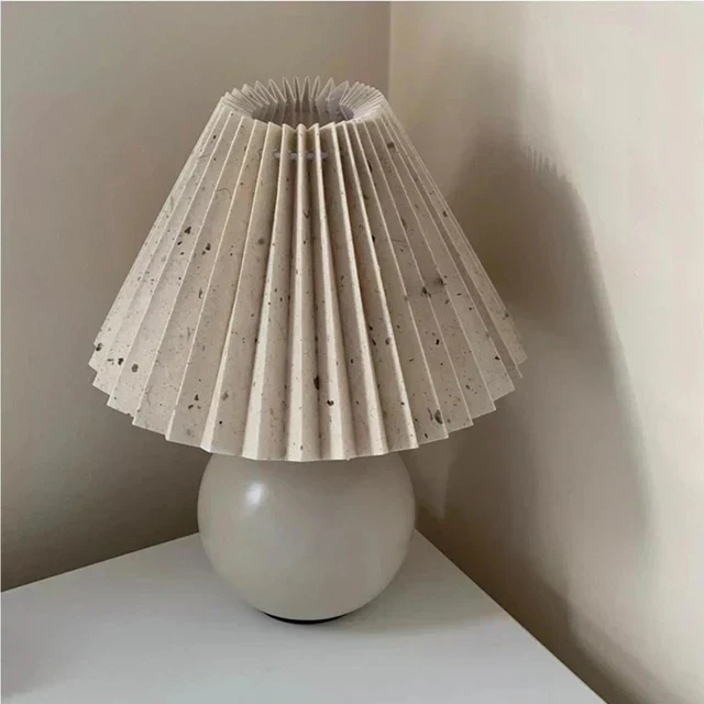 Vintage Bordlampe med Plisseret Skærm – Nostalgisk Hyggebelysning