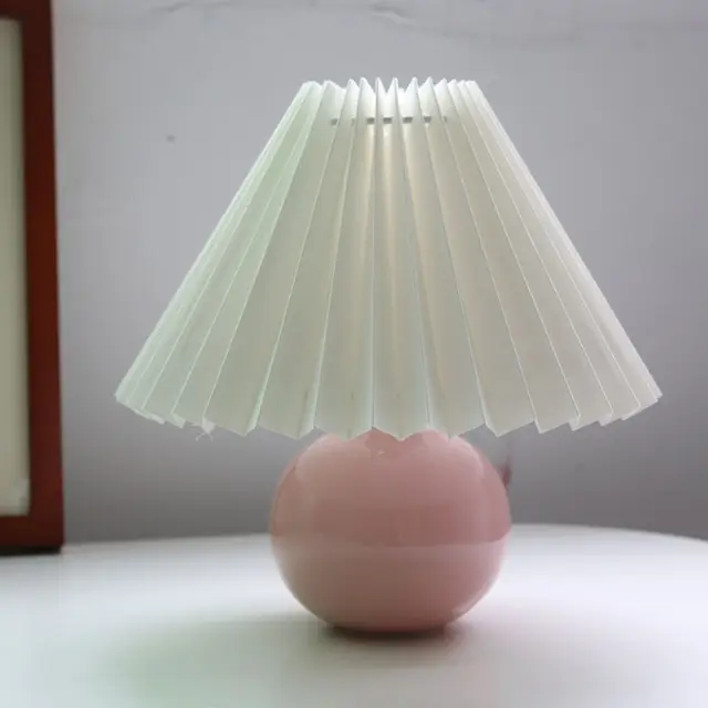 Vintage Bordlampe med Plisseret Skærm – Nostalgisk Hyggebelysning