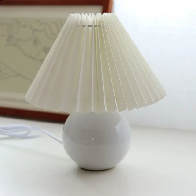 Vintage Bordlampe med Plisseret Skærm – Nostalgisk Hyggebelysning